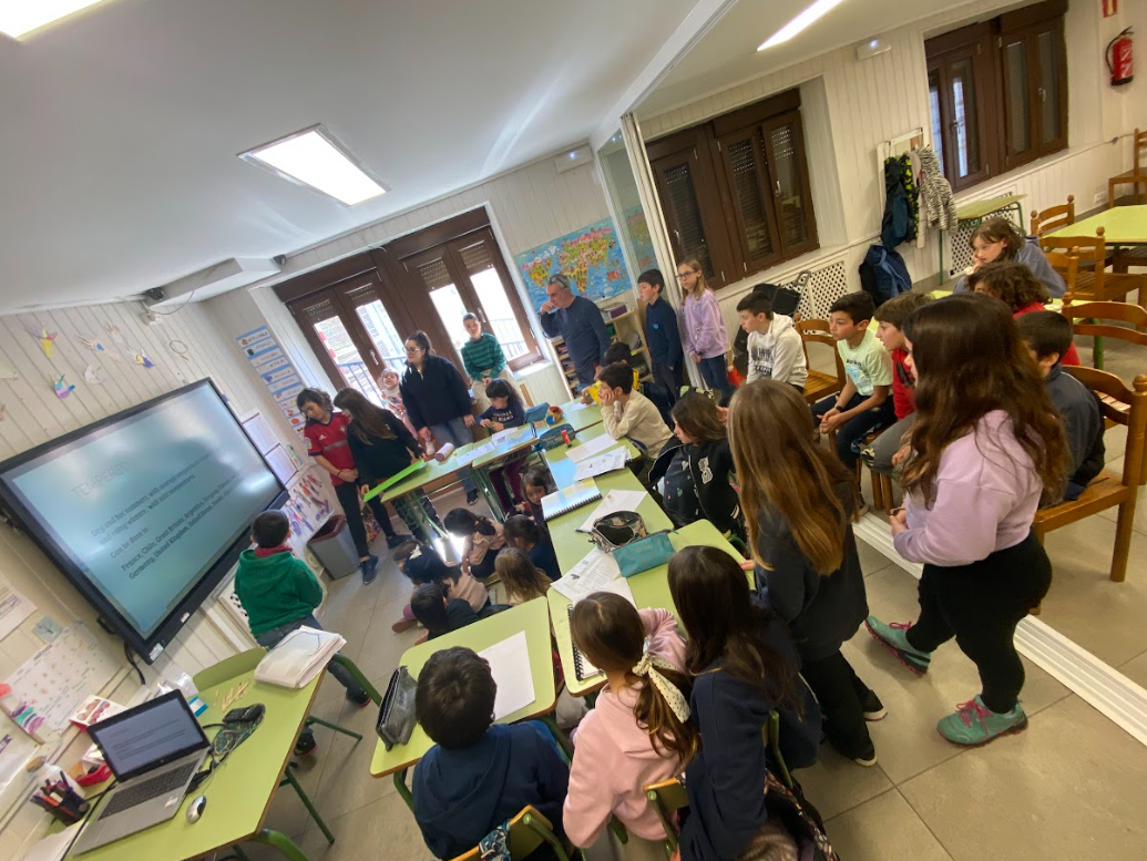 Buenos días familias,  A lo largo de esta semana, hemos expuesto los proyectos que hemos realizado en la asignatura de inglés. Hemos tratado de explicar los diferentes mapas que existen, las diferentes características de los mapas y luego nos hemos centrado en nuestra zona. Para ayudarnos en la presentación, hemos realizado unas maquetas.  Un saludo.